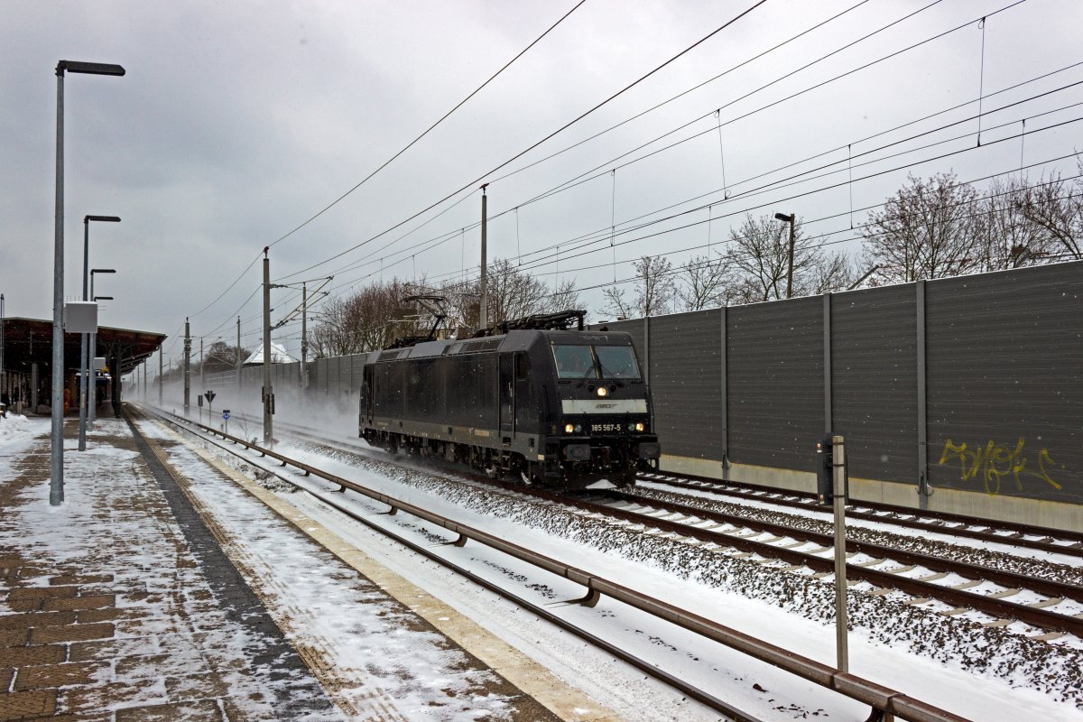 Innerhalb von etwa 10 Minuten kamen am 09.02. drei E-Loks auf Leerfahrt am Bahnhof Friedrichshagen vorbei. Den Anfang machte die MRCE-Lok 185 567, die in Richtung K�penick unterwegs war.