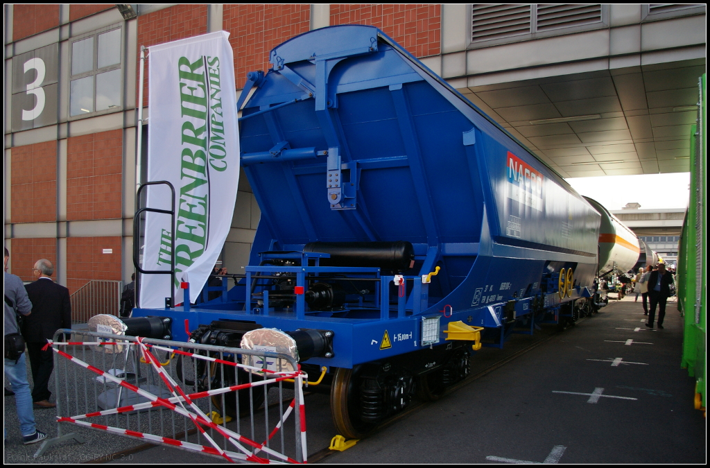 InnoTrans 2016 in Berlin: Aus dem Haus von Wagonska Swidnica S.A. stammt dieser gedeckte Gterwagen vom Typ Tanoos. 