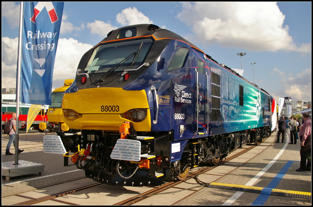 InnoTrans 2016 in Berlin: Bei der Direct Rail Services 88003 handelt es sich um eine Euro Dual-Lokomotive fr den Personen- und Gterverkehr bis 160 km/h in Grobritannien. Die Lokomotive wurde von Stadler Spanien gebaut und im Testcenter Velim geprft. Es ist die erste Lok die sowohl mit 25 kV und mit Dieselmotor angetrieben werden kann. Die Class 88 erfllt alle europischen Standards. Aufgebaut auf einem Stahl-Monocoque, einem Bremsystem das direkt auf die Radstze wirkt, zwei ergonomisch aufgebauten Fhrerstnden mit Aircondition wiegt die Lok max 126 t. Aus Sdafrika liegt eine Order ber 50 der Euro Dual-Lokomotiven vor, fr UK sollen 10 Stck gebaut werden.