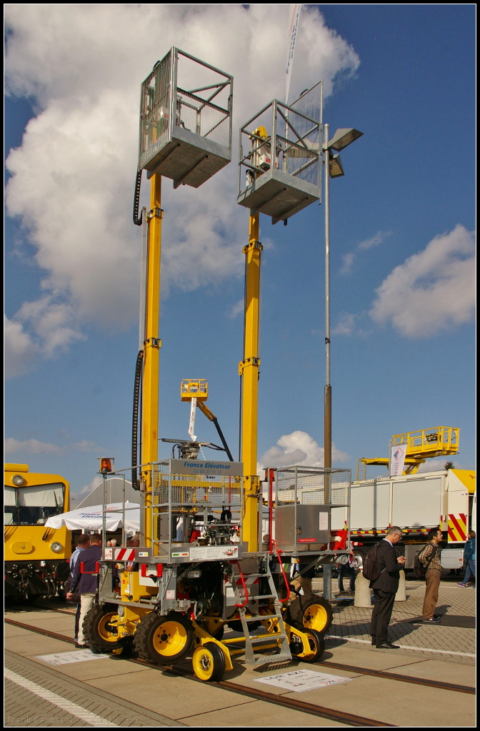 InnoTrans 2016 in Berlin: Bei der SNCF Infra, der Infrastrukturabteilung der franz�sischen Staatsbahn, ist diese 2-Wegearbeitsb�hne f�r die Oberleitungsmontage im Einsatz. Hergstellt wird der 4'AXE ( 4 Achsen ) von der Firma France Elevateur Deutschland GmbH. 