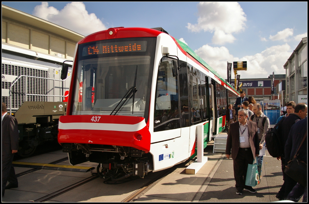 InnoTrans 2016 in Berlin: Bei der Vossloh Citylink für Chemnitz handelt es sich um eine Hybridbahn mit eletrischen Antrieb und Dieselgenerator. Die Zweirichtungsbahnen haben eine Länge von 37 Meter und Zulassungen nach EBO und BOStrab. Die Höchstgeschwindigkeit liegt bei 100 km/h (EBO).