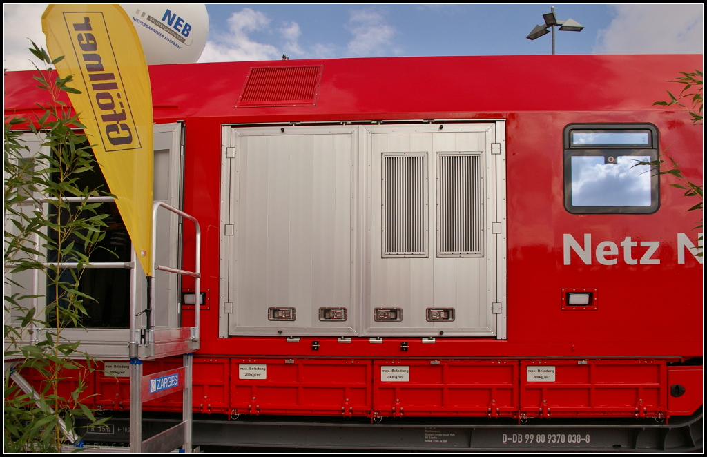 InnoTrans 2016 in Berlin: Blick auf die Seitenfalttore des Arbeitscontainers von Gfllner fr DB Netz Notfalltechnik