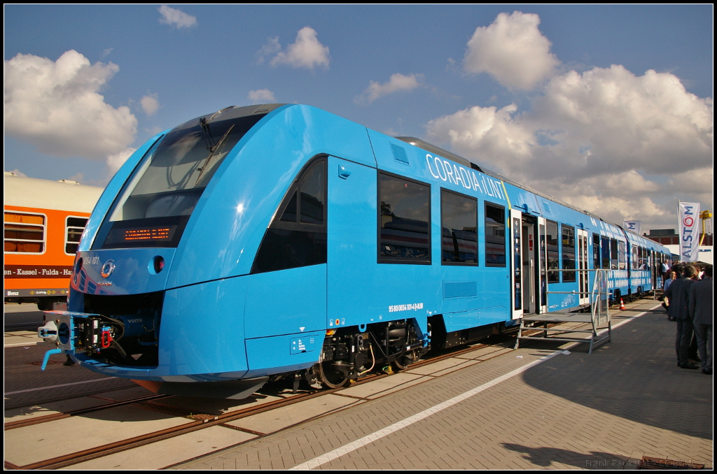 InnoTrans 2016 in Berlin: Der Coradia iLint von Alstom ist der erste Regionaltriebzug der mit Wasserstoff-Brennstoffzellen angetrieben wird. Die Brennstoffzellen sind auf dem Dach montiert. Die Basis fr den Zug liefert die bekannte Lint-Familie von Alstom, so das einer Zulassung durch das EBA im Grunde nichts entgegenspricht. Den ersten Einsatz soll der Zug auf der Strecke Buxtehude - Bremervrde - Bremerhaven - Cuxhaven haben und gleichzeitig als Prestigeprojekt dienen. Die Reichweite des iLint liegt mit einer Ladung bei 800 Kilometern und erreicht eine Hchstgeschwindigkeit von 140 km/h. Da Wasserstoff bei jedem Betrieb der chemischen Industrie anfllt, knnte so ein dichtes Netz an Tankstellen entstehen.