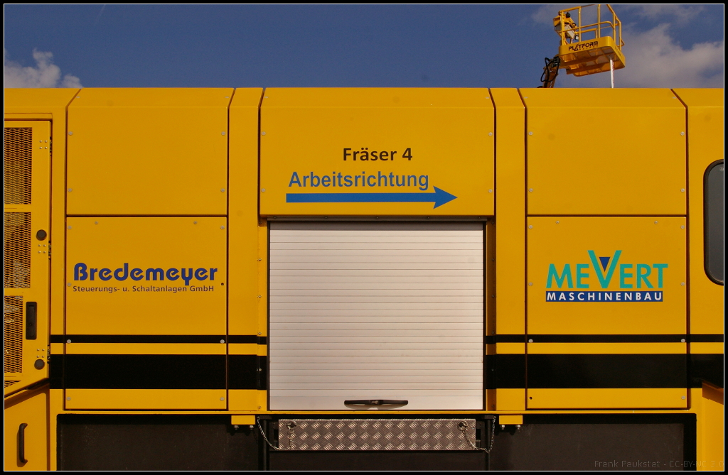 InnoTrans 2016 in Berlin: Die an der Entwicklung der Hochgeschwindigkeitsschienenfr�se HSM von Schweerbau (SBAU) beteiligten Firmen. Die Fr�se war auf der Messe auf dem Freigel�nde zu besichtigen.