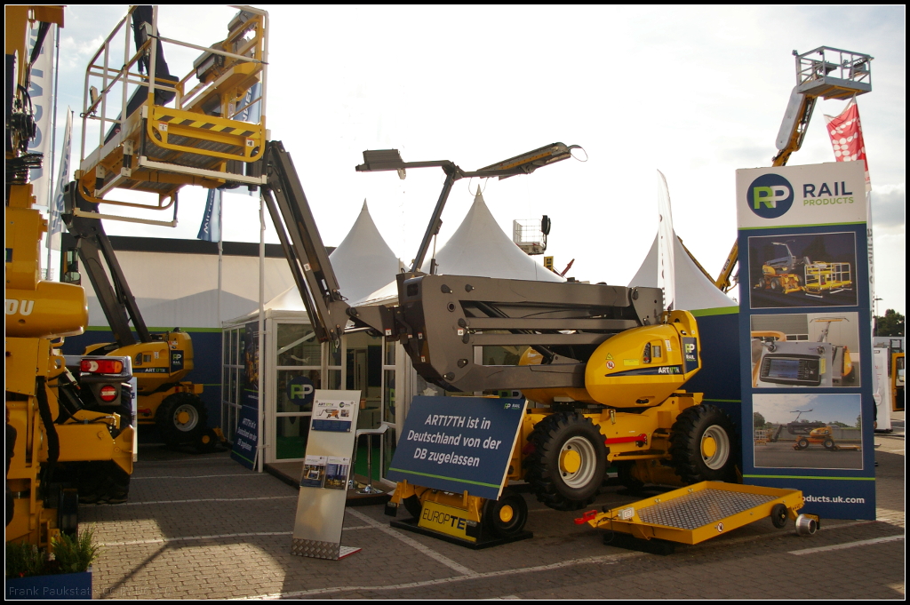 InnoTrans 2016 in Berlin: Die aus Großbritannien stammende Firma Rail Products UK Ltd stellte auf der Messe unter anderen die Arbeitsbühne mit Pantograph ART 17TH MEWP vor. Zusätzlich ist das Zweiwege-Fahrzeug mit einem Pantographen ausgestattet. Der Arbeitskorb hat eine Belastbarkeit von 400 kg, mit dem Teleskoparm ist eine Überhöhung bis 120 mm möglich. Die Reichweite beträgt 8,65 Meter. Bei feststehender Achse ist die Reichweite auf 180 mm Überhöhung und 6,35 m begrenzt. Weitere Daten: Arbeitshöhe 14,40 m, Reichweite 8,95 m (nach oben) und 7,15 m (über Freiheit), Kobdrehung 180°, Turmdrehung 360°, Hubzeit 40 Sekunden, Vmax Schiene 12 km/h, Motor Kubota 4-Zylinder 46 PS, Gesamtgewicht 10,5 t, Allradantrieb, Differenzialsperre.