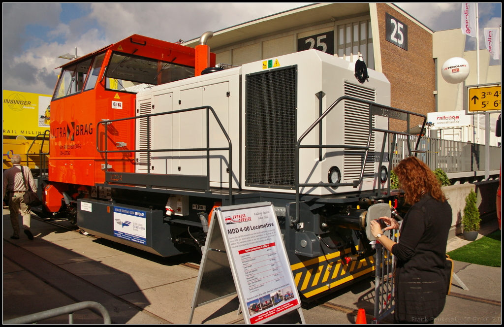 InnoTrans 2016 in Berlin: Die bulgarische Firma Express Service stellte ihre kleine Diesellokomotive MDD 4-00 auf dem Freigelände aus. Em 5820 003-2 ist bei der schweizer Firma Ultra-Brag AG im Einsatz. Die Test- und Zulassungsfahrten erfolgten durch die Eisenbahn-Dienstleister GmbH.