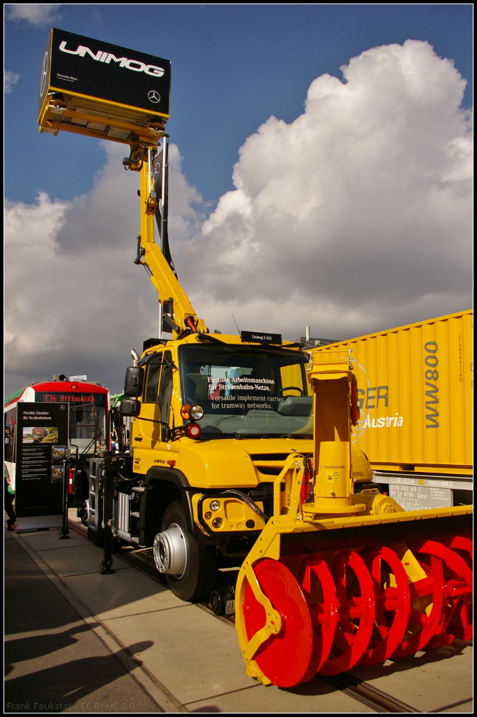 InnoTrans 2016 in Berlin: Die Firma Zweiweg prsentierte auf Basis der Weltneuheit Unimof U 423 eine flexible Arbeitsplattform fr Straenbahn-Netze. Auf der Messe war ein Fahrzeug mit Hubbhne und Schneefrse von Kahlbacher ausgestellt.