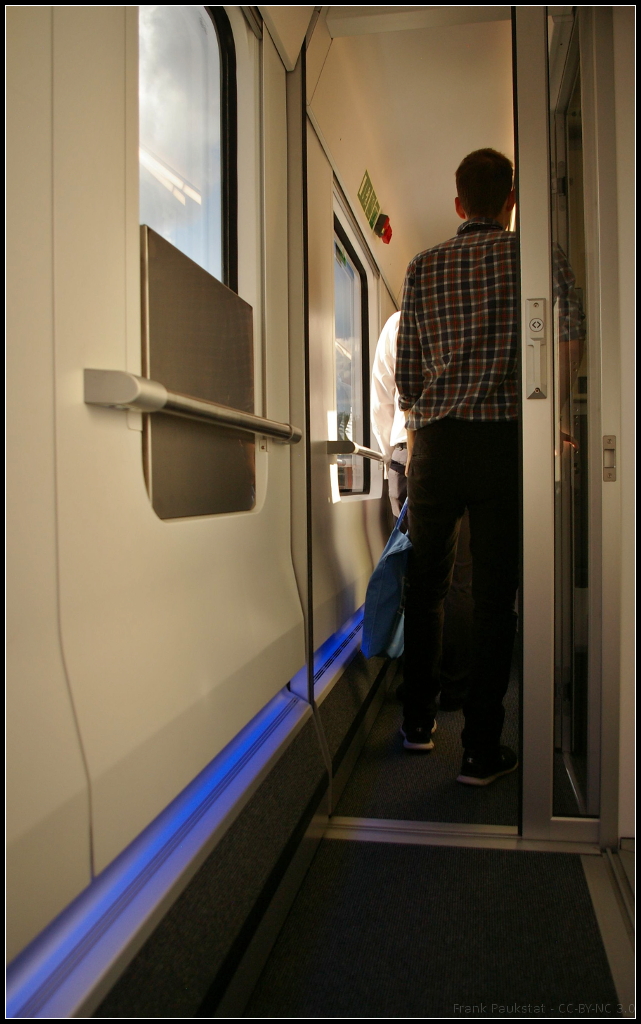 InnoTrans 2016 in Berlin: Ein blaues Lichtband auf Bodenhhe sorgt im Schlafwagen der 1. Klasse fr die Aserbaidschanische Eisenbahn fr indirektes Licht, das die anderen Reisenden nicht strt. Man sieht jedoch auch das es auf dem Gang sehr eng zu geht, es wurde auf mehr Raum in den Abteilen Wert gelegt.