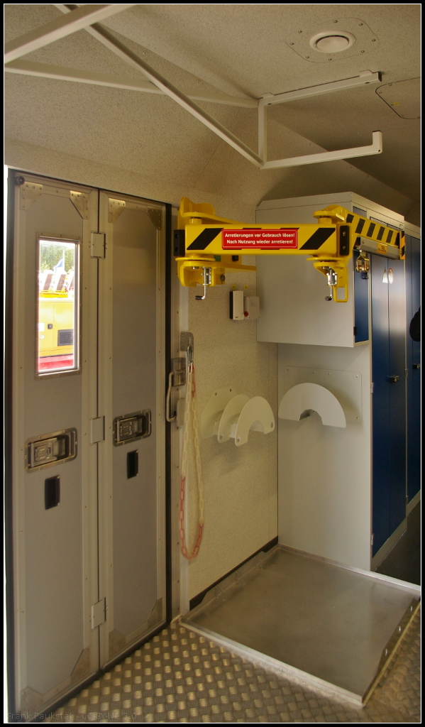 InnoTrans 2016 in Berlin: Ladetore (Seitenfalttore) mit einem ausschwenkbaren Kranarm im Hilfszugcontainer von Gf�llner Fahrzeugbau und Containertechnik GmbH f�r DB Netz Notfalltechnik.