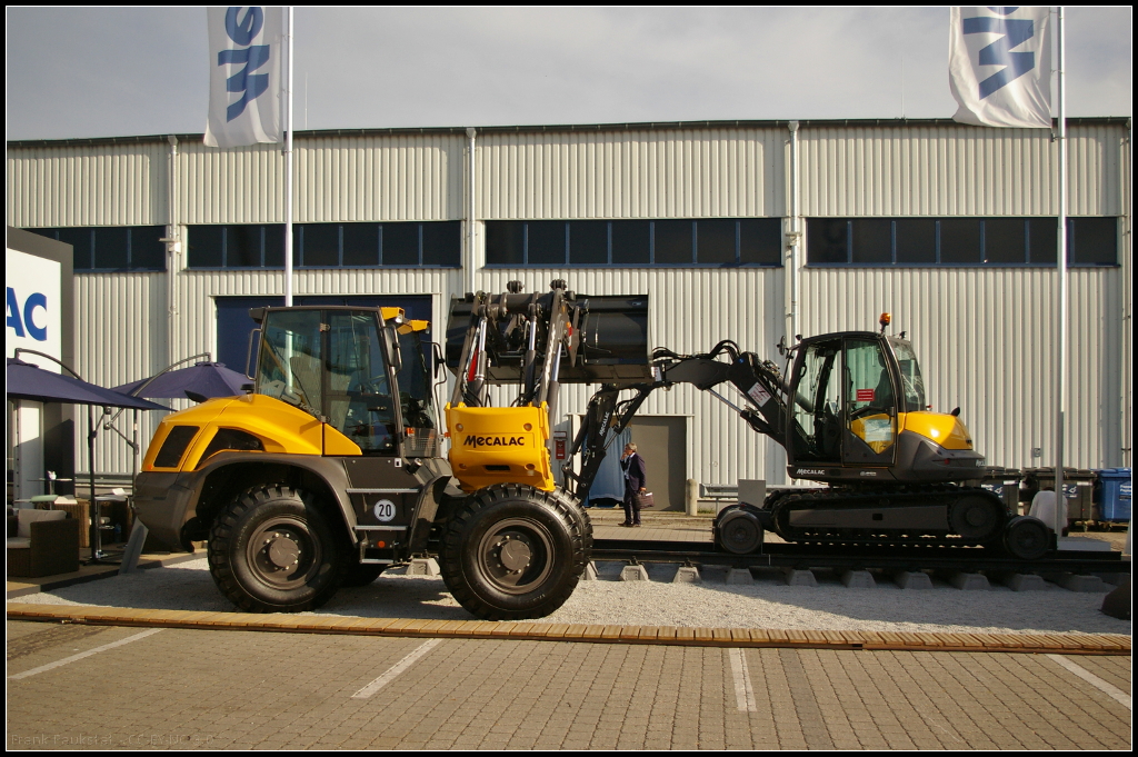 InnoTrans 2016 in Berlin: Mecalac aus Frankreich zeigte auf der Messe den Radlader AS 1600 (links) und den Skid-Baggers 8MCR RR, der eine Weiterentwicklung des 8MCR ist. Die Mecalac-Gruppe baut und vertreibt Mobilbagger, Raupenbagger und kompakte Radlader (u.a. auch für das Militär).