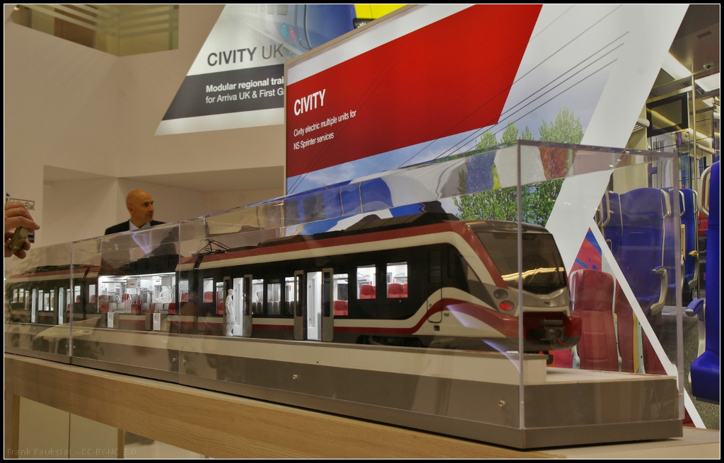 InnoTrans 2016 in Berlin: Modell des CAF Civity für die Niederlänische Staatsbahn (NS). Eingesetzt sollen die Züge ab 2018 im Regionalverkehr und lösen dann die älteren Baureihen SGMn und Mat'64 ab. Die als  Sprinter New Generation  (SNG) bezeichneten Züge haben eine Höchstgeschwindigkeit von 160 km/h. Die NS haben insgesamt 120 Züge bestellt. Lieferbar sind die CAF Civity als 2-teilige bis 8-teilige modulare Züge, Antrieb Elektrisch, Diesel oder Dual-Mode, Stromsysteme 1500 V DC, 3000 V DC, 15 kV AC und 25 kV AC.