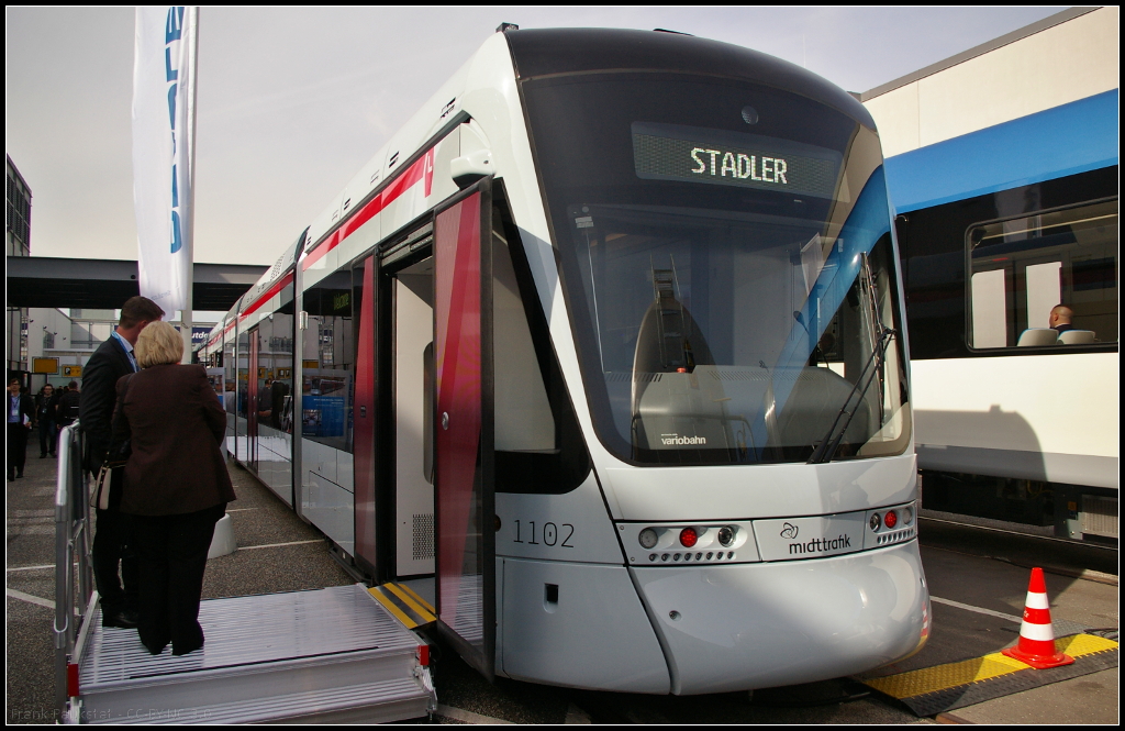 InnoTrans 2016 in Berlin: Nachdem in den 1970er Jahren in Aarhus die letzte Stra�enbahn fuhr, wurde 2014 mit dem Aufbau eines neuen Netzes begonnen. Stadler liefert daf�r 14 Fahrzeuge des Typs Variobahn. Bei den Niderflurbahnen handelt es sich um modulare Bahnen was L�ngen, Breite und Spurweiten betrifft. W�hrend der Messe war die f�nfteilige Multigelenk-Ausf�hrung mit schwebenden Mittelteil ausgestellt. Die Bahnen sindals Ein- oder Zweirichtungsfahrzeug und mit Ausr�stung nach EBO/ESBO f�r den Einsatz auf Eisenbahnstrecken lieferbar. Die Bahnen f�r Aarhus sind f�r 80 km/h bei 750 V ausgelegt, bietet 84 Sitz- und 132 Stehpl�tze. Die Einstiegsh�he liegt bei 350 mm.