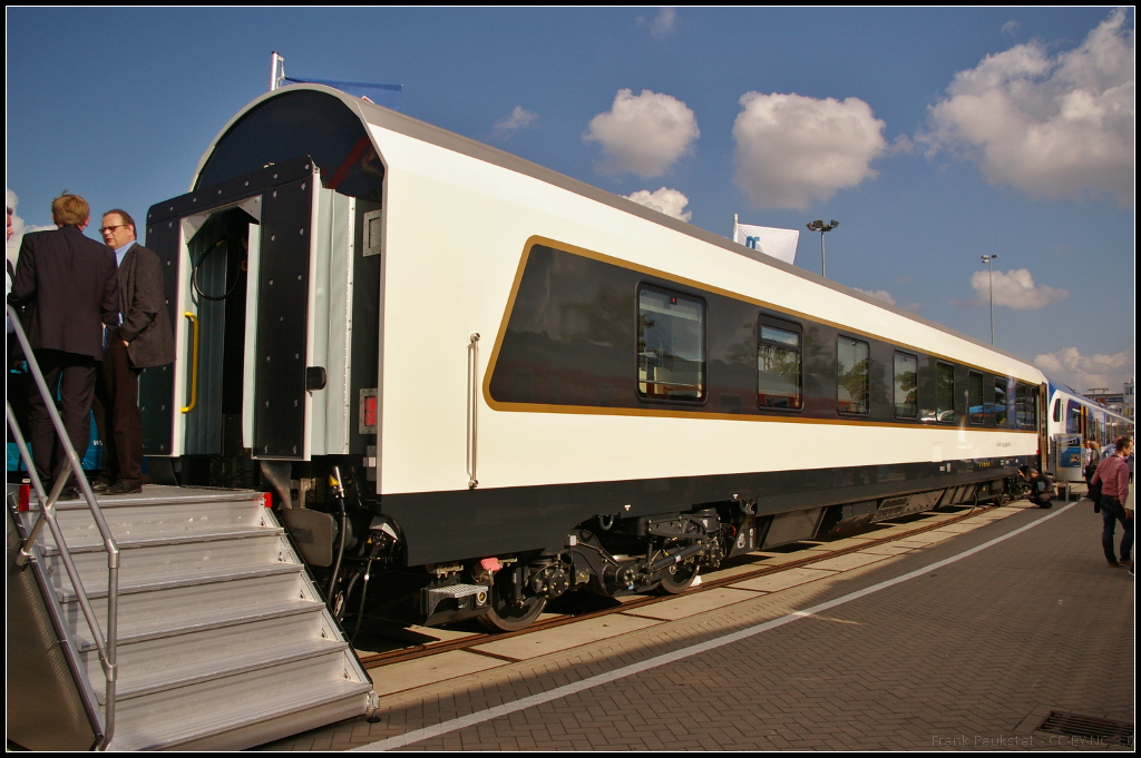 InnoTrans 2016 in Berlin: Schlafwagen der 1. Klasse fr die Aserbaidschanische Eisenbahn, gebaut von Stadler Deutschland. Der Wagen verfgt ber redundante Klimaanlage, 16 Betten, jedes Abteil mit eigener Nasszelle mit WC und Dusche und Notstromversorgung die einen 24 Stunden-Vollbetrieb erlaubt. Eingesetzt werden die Wagen auf der Strecke Baku - Tiflis - Istanbul in 10-Wagen-Zgen mit weiteren Wagen bestehend aus 2. Klasse-Schlafwagen und 3 Speisewagen. In einem Zugverband stehen somit insgesamt 257 Betten zur Verfgung. Um den Verkehr zwischen den GUS-Staaten und europischen Staaten zu gewhrleisten, sind die Wagen mit Spurwechsel-Drehgestellen ausgestattet. So knnen alle bisherigen Spurwechselanlagen entlang den der GUS-Grenze genutzt werden. Fr den Betrieb in Europa halten die Wagen das Lichtraumprofil nach UIC ein.