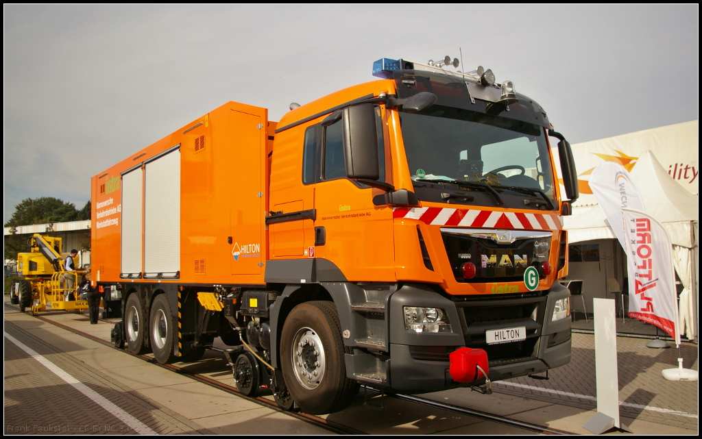 InnoTrans 2016 in Berlin: Von der Hilton Kommunal GmbH stammt dieses Unfallhilfsfahrzeug auf Basis des MAN TGS 26.360 6x4 in Sonderausf�hrung in Schweizer Breite f�r die �stra Hannover. Das Fahrzeug verf�gt �ber 2 Drehgestelle, wovon das hintere einen Schwenkbereich von 100� f�r schnelles Ein- und Ausgleisen aufweist. Die Spurweite betr�gt 1435 mm, H�chstgeschwindigkeit auf Schiene 30 km/h. Aufgebaut ist ein GFK Container Modul mit hydraulischer Ladeboardwand die bis auf Schienenoberkante absenkbar ist. Zus�tzlich ist das Fahrzeug mit einer 16 t Seilwinde von Rotzler und einem 30 KVA Generator ausgestattet. Die Schlepplast auf der Schiene liegt bei 80 Tonnen.