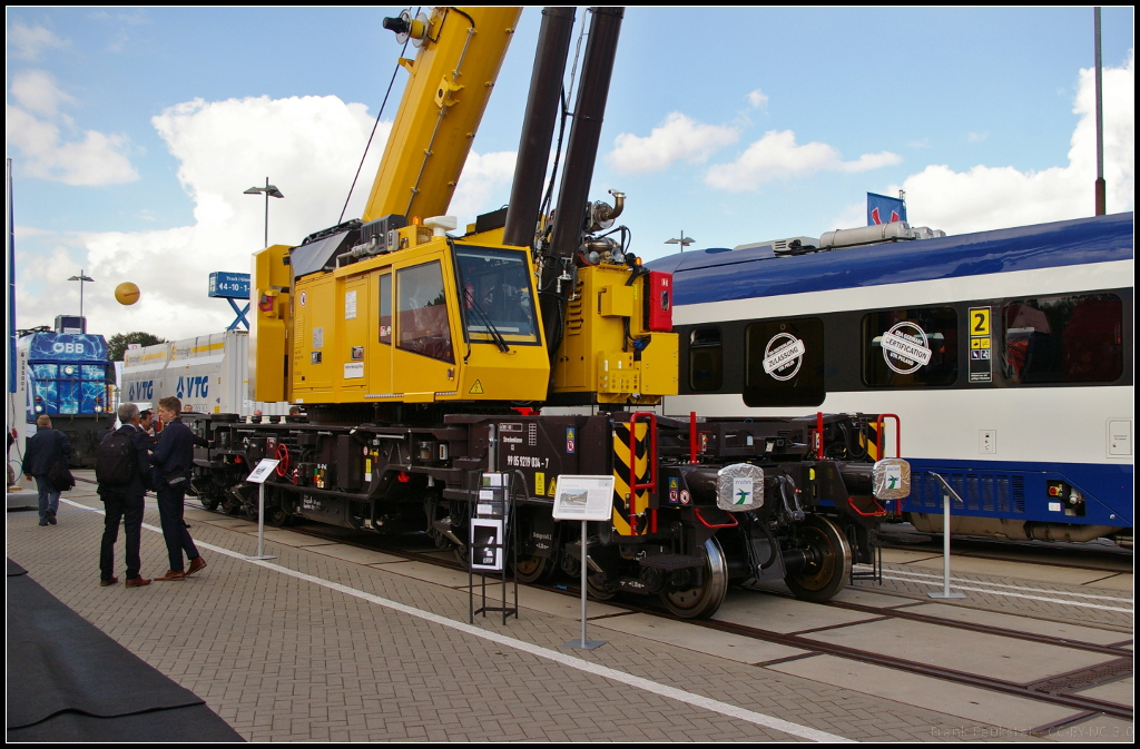 InnoTrans 2016 in Berlin: Wenn der Kransausleger ausgefahren ist, lsst sich der Kirow Multi Tasker 1100 nicht mehr komplett fotografieren. Der Kran hat 6 Achsen, einen Cummins-Dieselmotor der sich hinter der Kabine befindet. Der Kran hat eine maximale Tragfhigkeit von 125t.