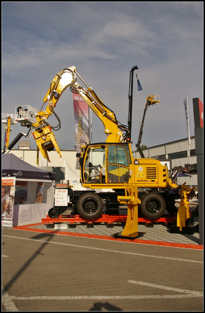 InnoTrans 2016 in Berlin: Zweiwegebagger Atlas 1604 ZW auf der Messe. Mit einem Dienstgewicht von 21 t, einer Motorleistung von 93 kW und einer maximalen Grabtiefe von 4,45 Meter ist der Bagger immer noch ein beliebtes Bahndienst-Fahrzeug. Einige Daten: Maximale Anhängelast m. Waggonbremsanlage 120 t, Planetengetriebe in allen 4 Radnaben, Allradantrieb, Vmax (stufenlos) 20 km/h, pneumatisch-hydraulisch betätigte Trommelbremse, Spurweite 1435 mm. Zusatz- und Sonderausrüstung macht den Bagger universell einsetzbar. Datenblatt (pdf) https://goo.gl/ixLHk7