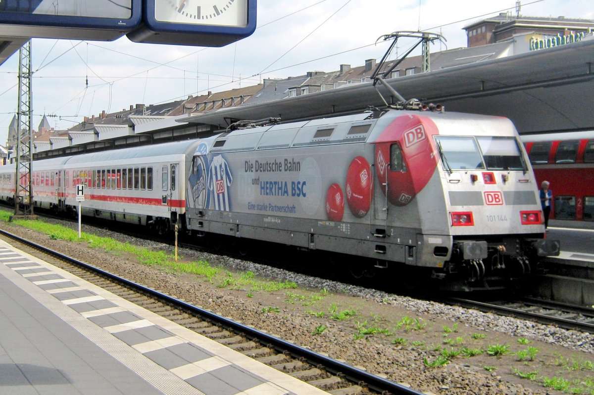 Ins 1. Hertha-BSC schema verlässt 101 144 am 2 Juni 2012 Koblenz Hbf. 