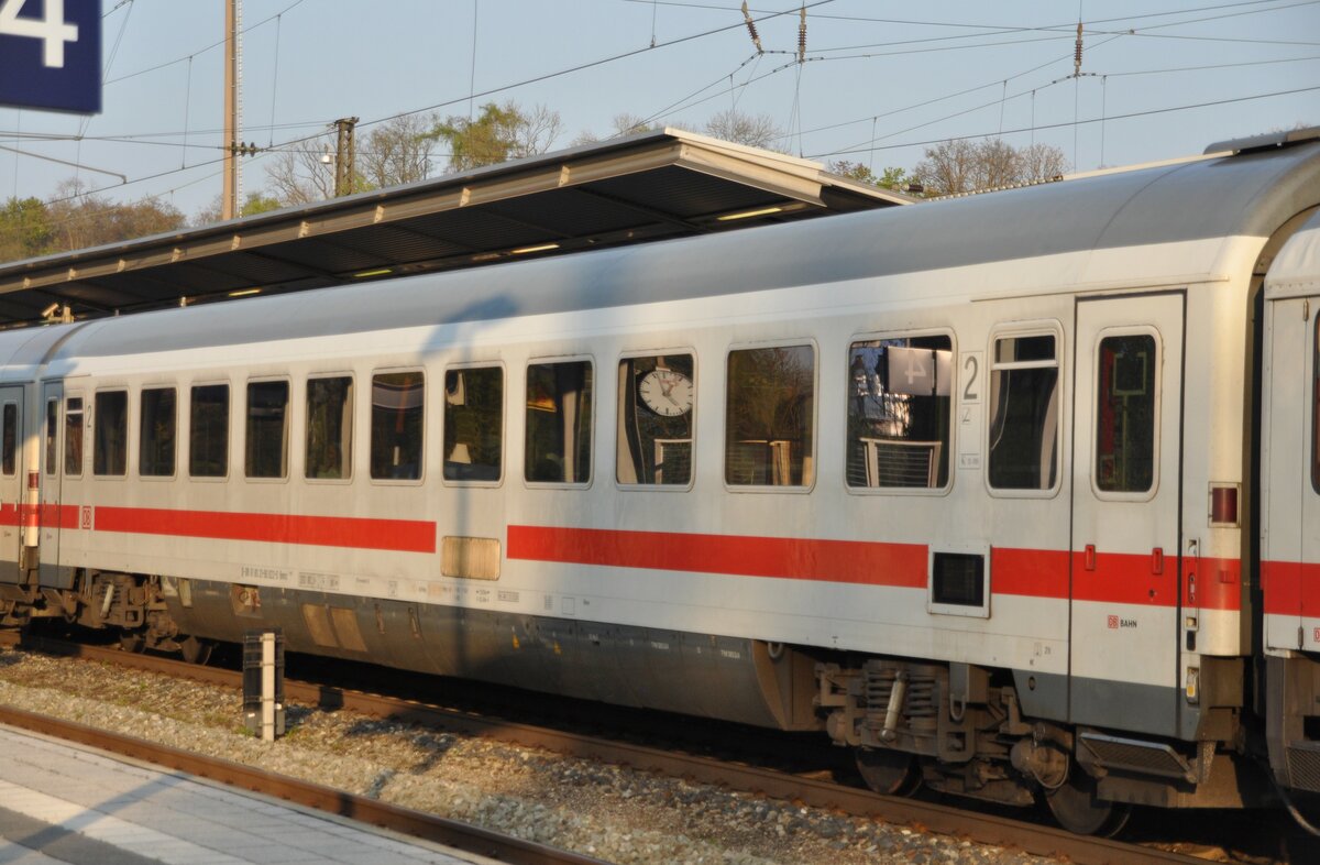 Intercity Großraumwagen 2. Klasse D-DB 61 80 21-90 922-0 Bvmz in Günzburg am 13.04.2014.