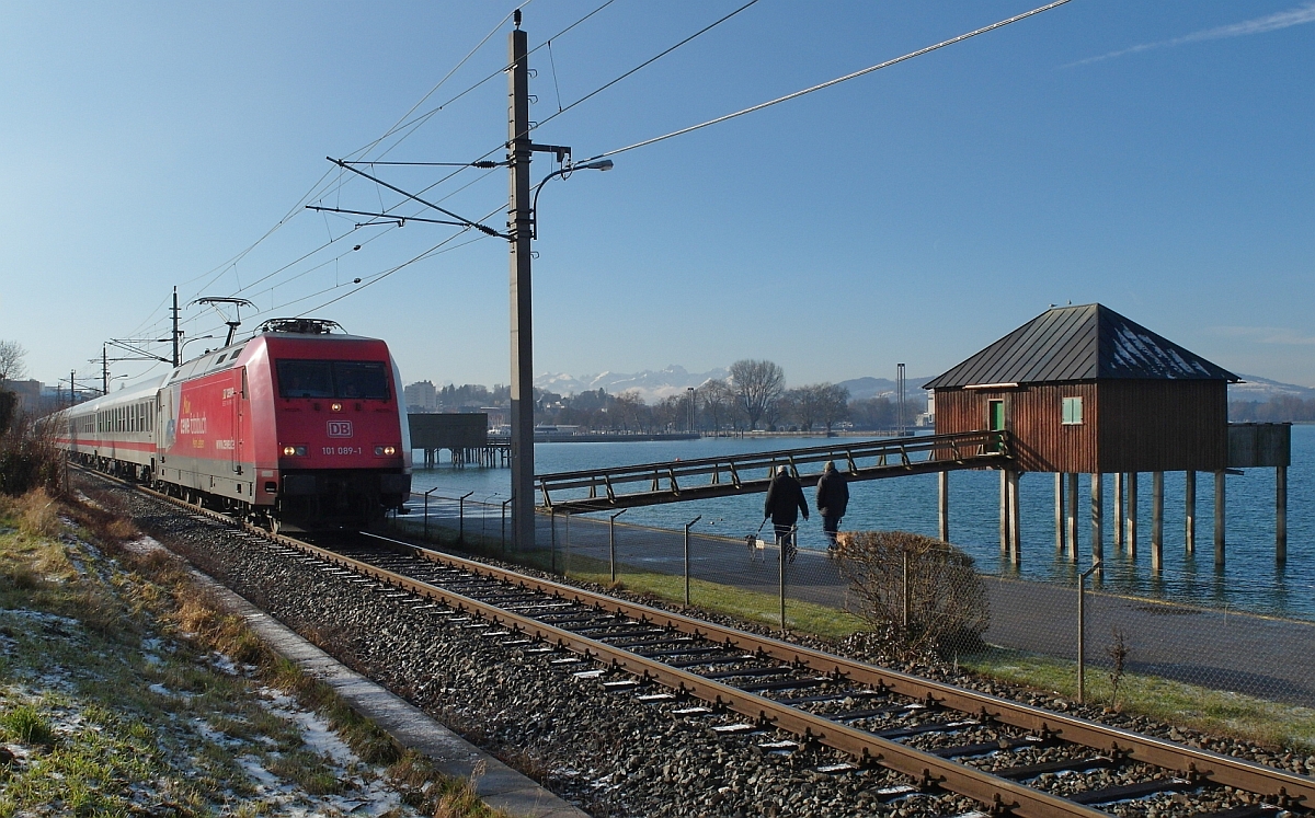 Internationales Bahn-/Landschaftsbild - Schweizer Berge, österreichische Bahnlinie und deutscher Zug. 101 089-1 mit den Wagen des IC 1218 „Ski-Express Arlberg“ (München - Innsbruck - Lindau - Friedrichshafen - Ulm - Frankfurt) fährt am 25.01.2014 zwischen Bregenz und Lochau die Bregenzer Bucht entlang. Ab Lindau werden zwei 218er die 101er mit ihren Wagen übernehmen und den Zug über die fahrdrahtlose Bodenseegürtel- und Südbahn nach Ulm ziehen.