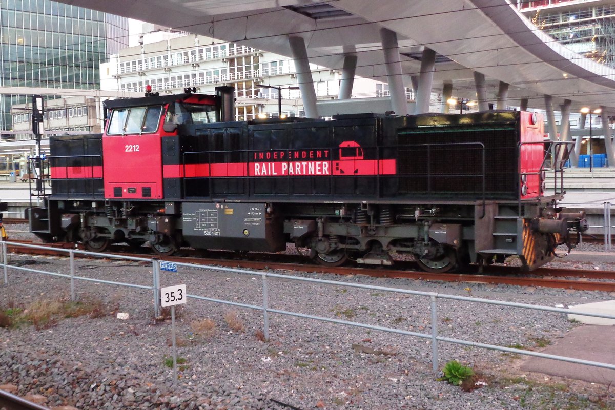 IRP 2212 steht am Abend von 24 Februar 2019 in Utrecht Centraal abgestellt.