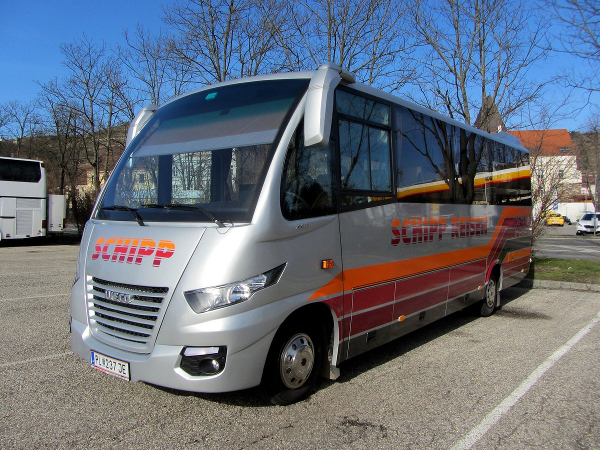 Iveco 70C17 Kleinbus von Schipp Reisen aus Nieder�sterreich in Krems gesehen.