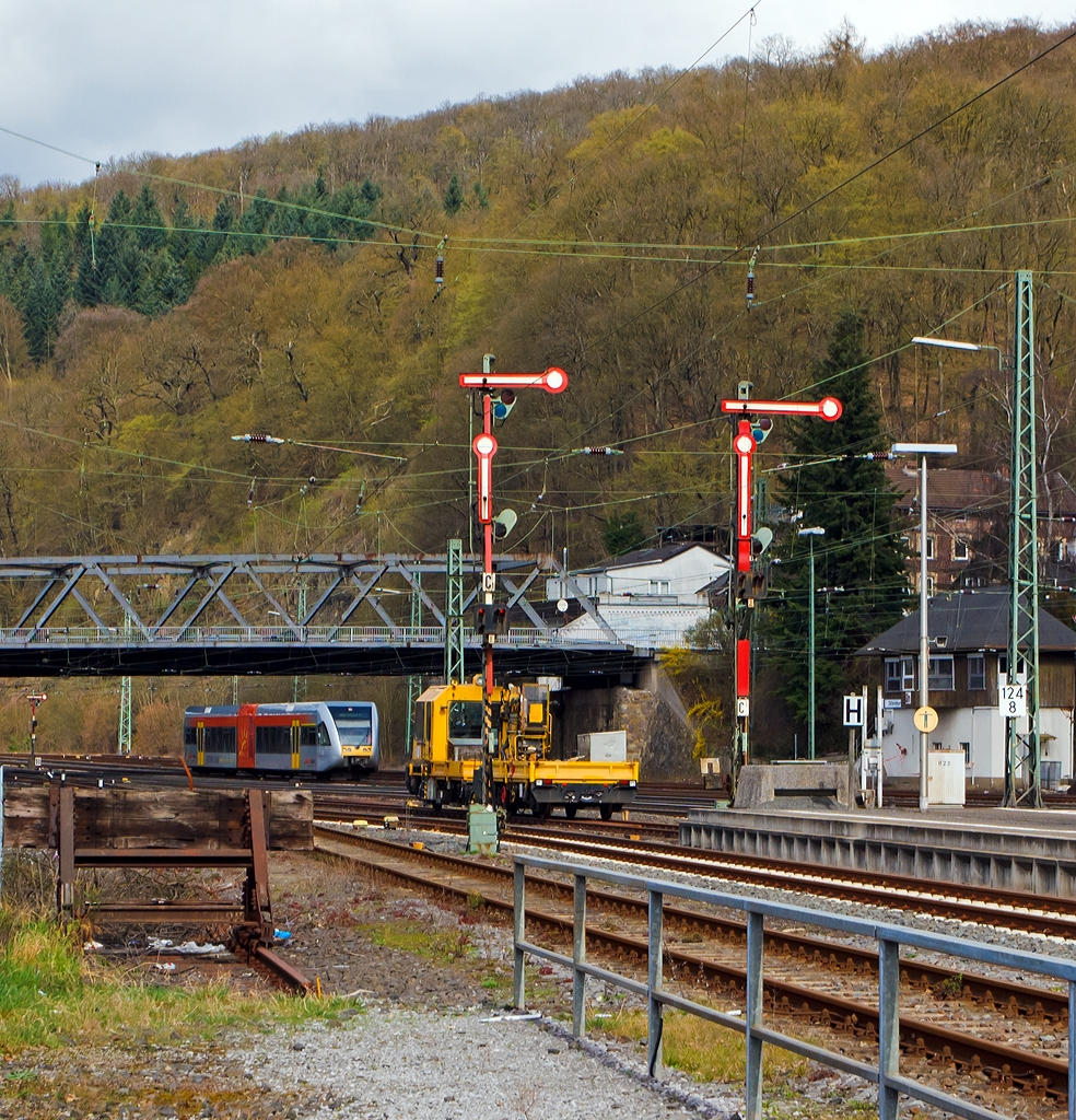 
Ja, Jeanny ich hab den Zug erwischt....;-) 

Ein Stadler GTW 2/6 der Hellertalbahn fährt am 23.04.2014 in den Bahnhof Dillenburg ein. 
Hier auf dem Gebiet von Hessen fährt er als RB 41, ansonsten auf den Gebieten von Rheinland-Pfalz und Nordrhein-Westfalen wird er als RB 96  Hellertalbahn  geführt. Er fährt die Verbindung Betzdorf/Siegen - Herdorf - Neunkirchen - Burbach - Haiger - Dillenburg.

Vorne ist ein Gleisarbeitsfahrzeug GAF 100 R  mit Gleiskraftwagenanhänger H26 - Bauart 303 abgestellt.