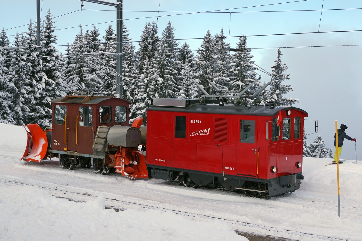 JAHRESRUECKBLICK 2014
von Walter Ruetsch
FEBRUAR
MVR/CEV: Kampf gegen den Schnee in Les Pléiades am 11. Februar 2014 mit der HGe 2/2 1 (1911) und dem X rot e 91. 