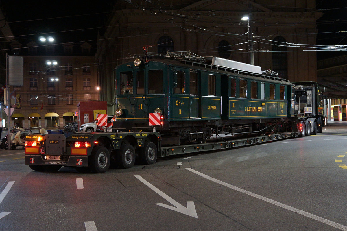 Jahresrückblick 2016
von Walter Ruetsch, Riedholz
August
RBS/SZB: 100 Jahre Bahnverbindung Solothurn-Bern
In der Nacht vom  24. Auf den 25. August 2016 wurde der historische Triebwagen CFe 4/4 11 „Hoschtet Schnägg“ auf der Strasse von Bätterkinden nach Bern transportiert, wo er  während dem Jubiläumsfest auf dem Bahnhofplatz  vor der Heiliggeist-Kirche an die Endhaltestelle der Anfangszeiten erinnerte.
