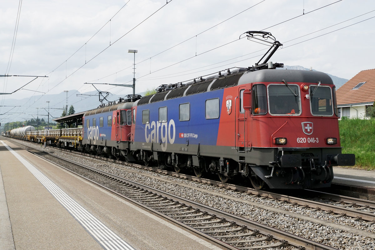 JAHRESRÜCKBLICK 2018
von Walter Ruetsch
Serie Nr. 1
Güterzug mit Re 620 im Doppelpack, (Re 620 046-3 Bussigny und Re 620 059-6 Chavornay) bei Deitingen am 23. April 2018.
