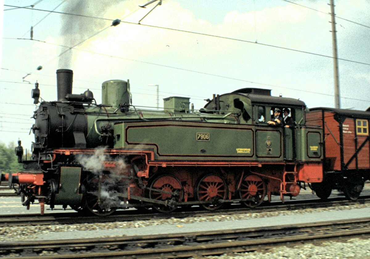 Jubiläumsparade 150Jahre Eisenbahn in Deutschland Programm Nummer 3.2 Preußischer Güterzug mit 92 638 (als T 13 Nr.7906 Stettin) mit 7 Güterwagen: Güterzuggepäckwagen, offener Wagen (mit Grubenholz), G 10 mit Bremserhaus, Rungenwagen mit Luftkessel, Klappdeckelwagen und Bierwagen in Nürnberg am 14.09.1985.