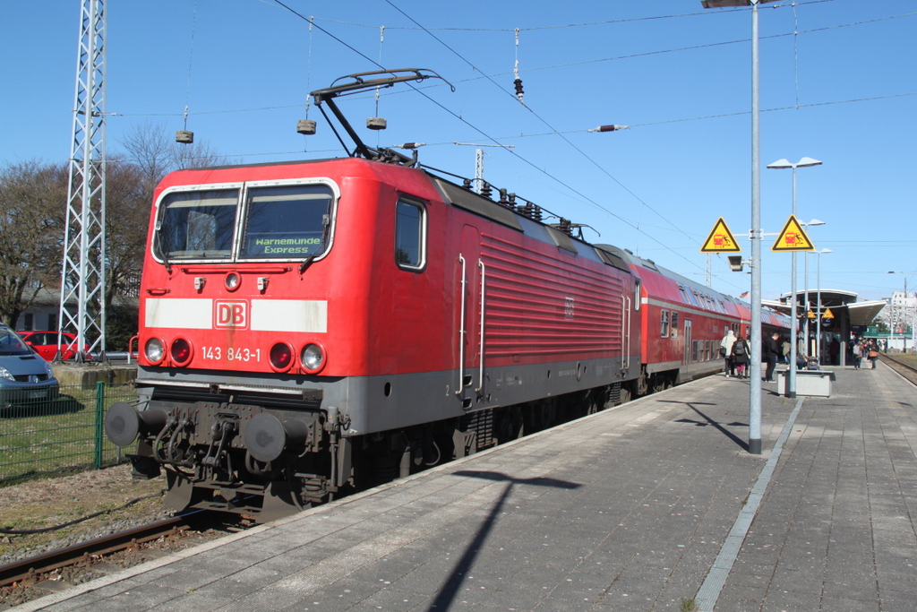 kaum nach dem 143 843-1 Warnem�nde erreicht hatte st�rmten die Ausfl�ger Richtung Wasser.