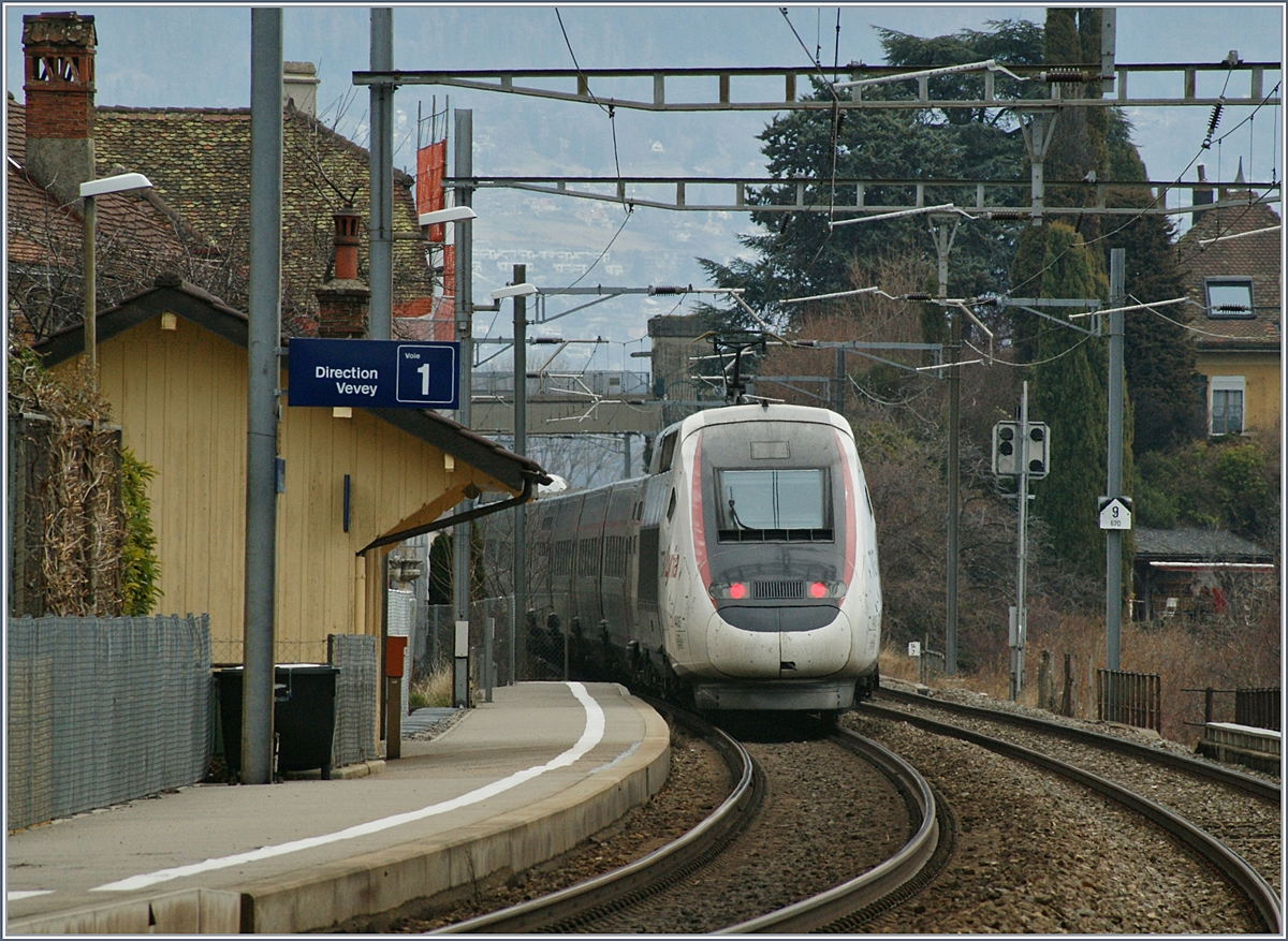 Kaum überraschend: Gemäss dem Fahrplanentwurf 2018 entfallen ab den nächsten Winter die  TGV de neige  zwischen Lausanne und Brig...
Das Bild zeigt eine der letzten TGV de Neige bei der Durchfahrt in St-Saphorin.
4. März 2017