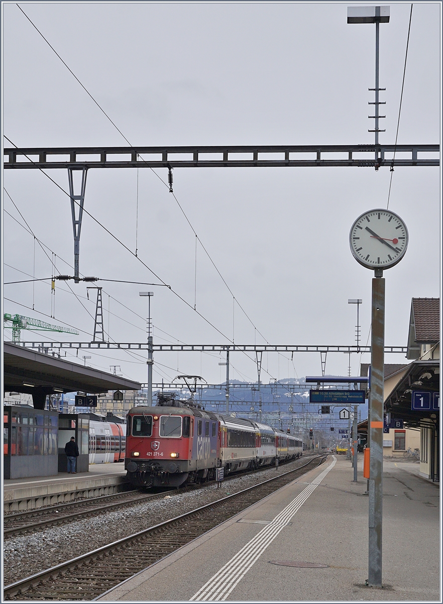 Kein Lokwechsel, aber Stromabnehmerwechsel: die SBB Re 421 371-6 erreicht mit ihrem EC 196 von München nach Zürich den Grenzbahnhof St. Margarethen, deutlich erkennbar der hintere angelegte Stromabnehmer mit der breiten ÖBB/DB Wippe.

14. März 2019