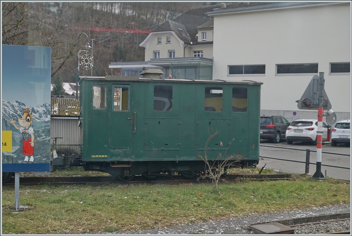 Kennt jemand diese  Lok ? Sie steht auf den Gleisen der Schynigen Platten Bahn in Wilderswil und könnte auf den ersten Blick eine He 2/2 sein, fehlende elektrische Leitungen auf dem Dach aber dafür einen recht grossen Kamin, lassen ich zur Hm 2/2 tendieren, aber gibt es so was? Oder ist die Lok nur ein Steuerwagen? 

16. Jan. 2024