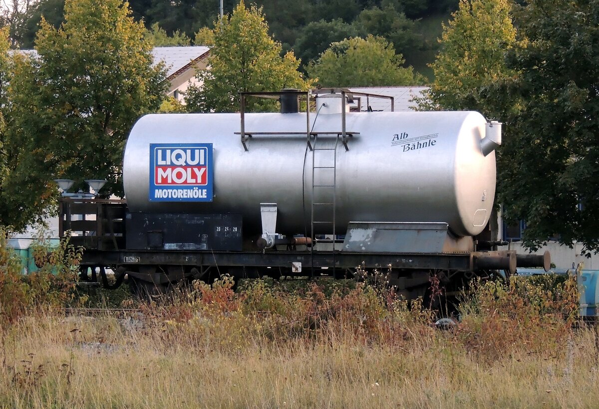 Kesselwagen / Wasserwagen des Alb-Bähnle frisch renoviert auf Rollböcken am 20.09.2012. Die Zeichnung für die Anfertigung des Einfüllstutzens rechts am Kessel ist nun unter der Farbe und dem Schriftzug Alb-Bähnle verschwunden.