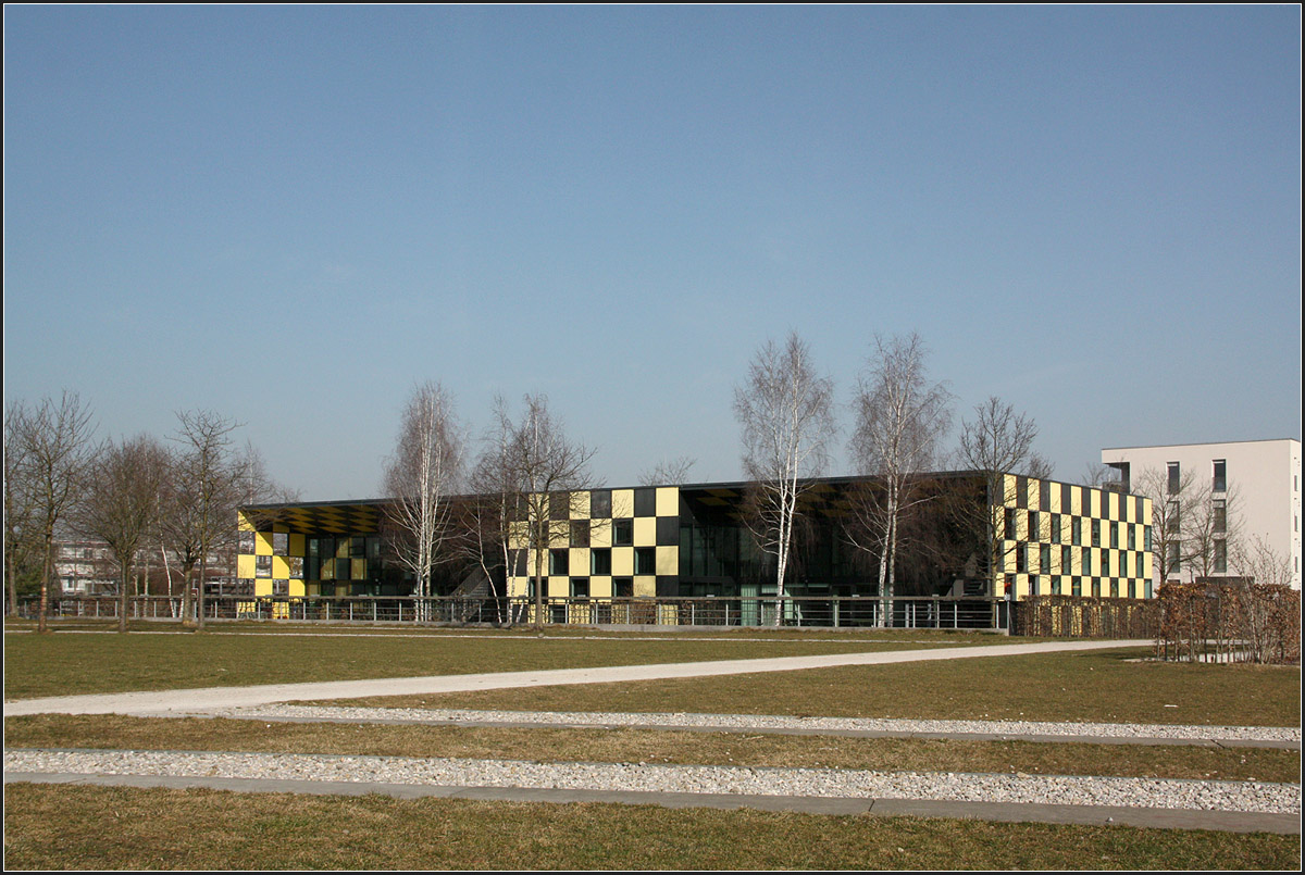 Kinder- und Jugendzentrum (KIJU) 'Quax' in München-Riem -

Schneider und Schmumacher planten diese schwarz-gelbe Gebäude in der Messestadt-Riem. Die Fassade soll an den ehemaligen Flughafen erinnern, die Vorfeldfahrzeuge hatten diese Farbgebung.

http://www.schneider-schumacher.de/de/projekte/project-details/80-kiju.project#content

Ansicht von Südosten, vom Park her.

März 2015 (Matthias)