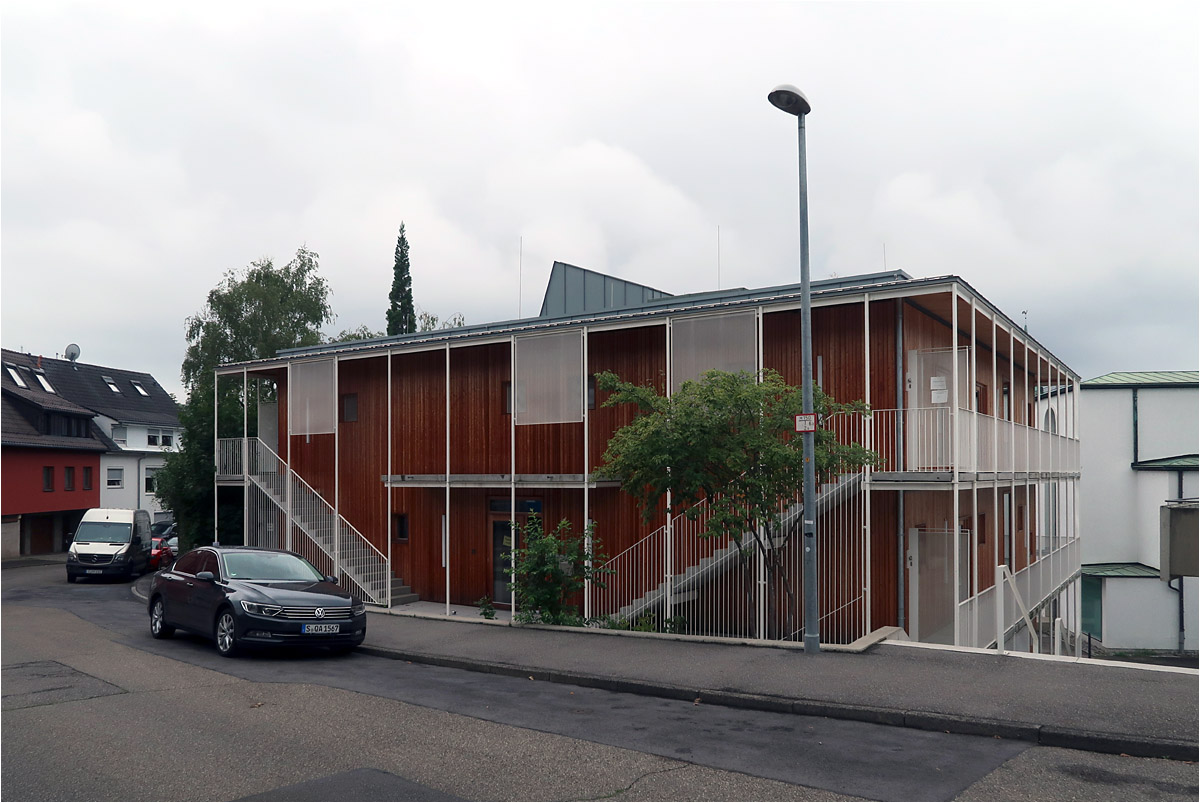 Kinderhaus Franziskus in Stuttgart-Kaltental - 

Fertigstellung 2015, Kuhn und Lehmann Architekten.

Die östliche Fassade an der Burgstraße.

27.08.2022 