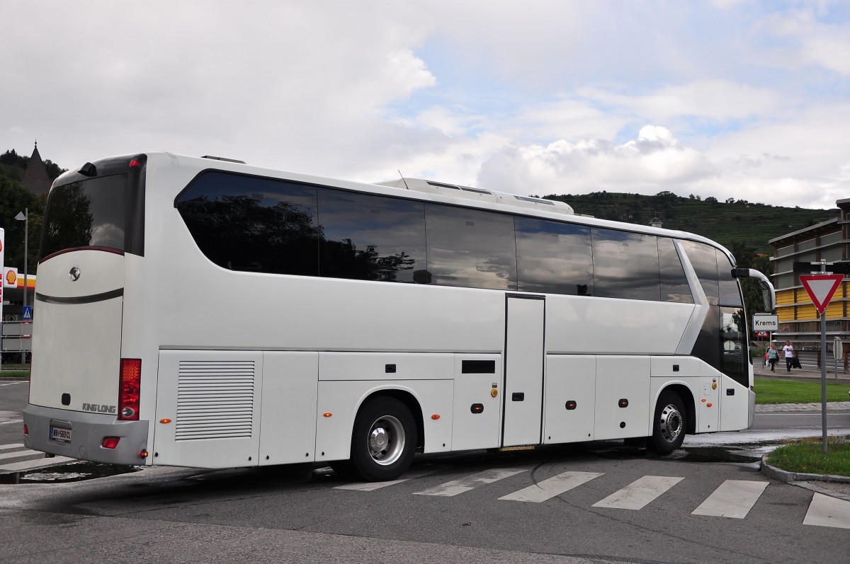 King Long aus Wiener Neustadt/Nieder�sterreich am 16.August 2014 in Krems gesehen.