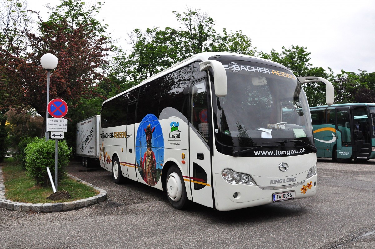 King Long mit Radanh�nger von Bacher Reisen aus �sterreich am 21.5.2015 in Krems.
