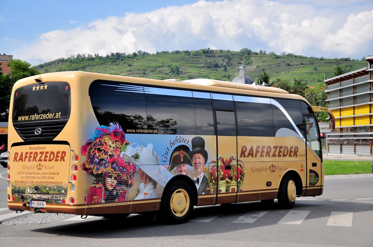 King Long von Raferzeder Reisen aus �sterreich am 31.Mai 2014 in Krems gesehen.