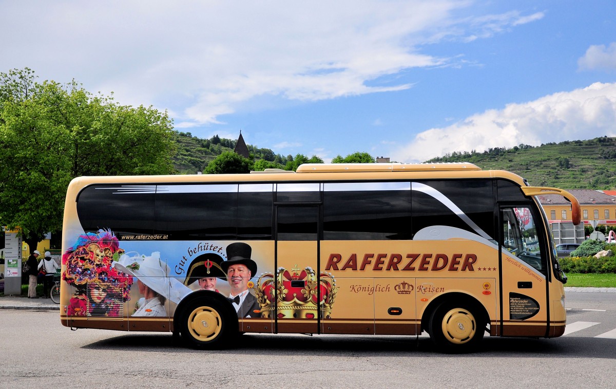 King Long von Raferzeder Reisen aus �sterreich am 31.Mai 2014 in Krems gesehen.