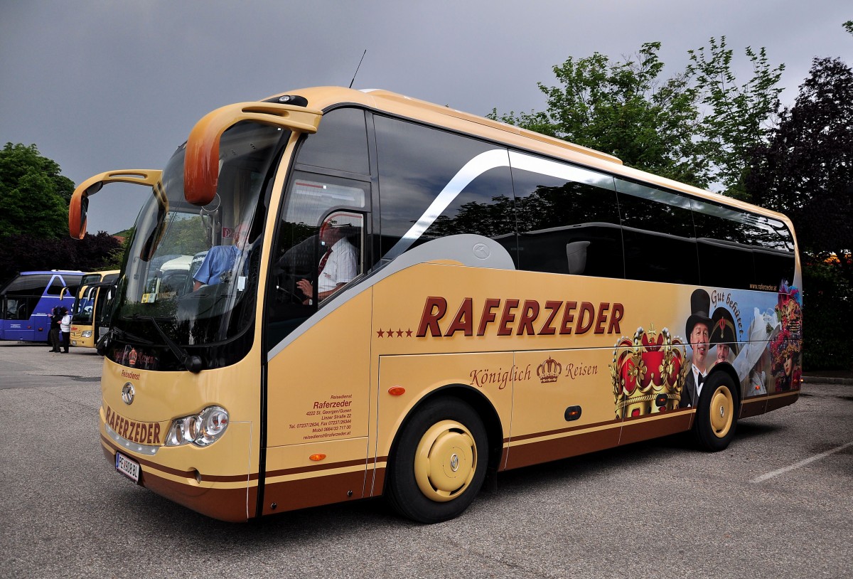 King Long von Raferzeder Reisen aus �sterreich am 31.Mai 2014 in Krems gesehen.