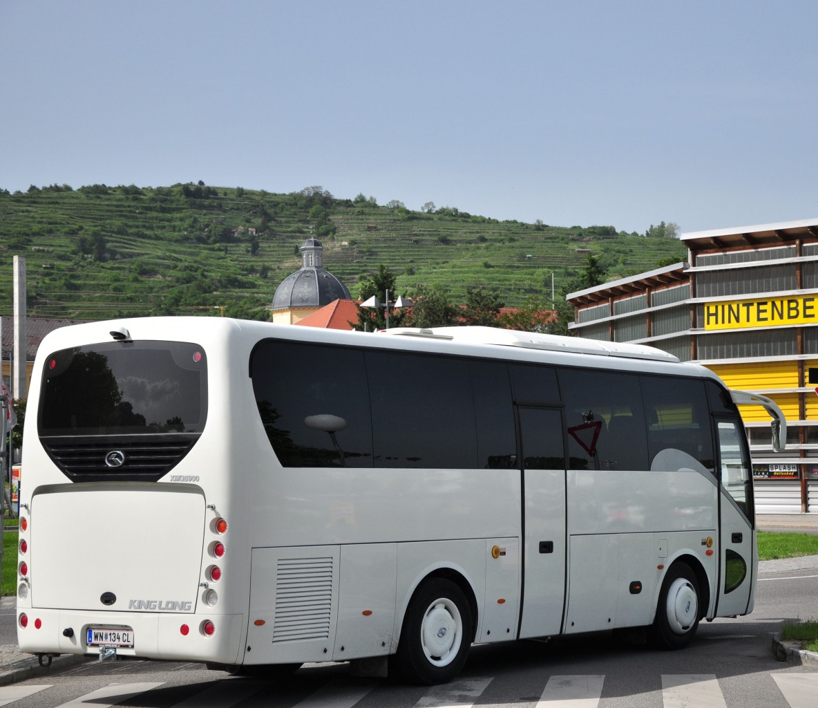 KING LONG XMQ6900 aus Nieder�sterreich am 19.5.2013 in Krems an der Donau.