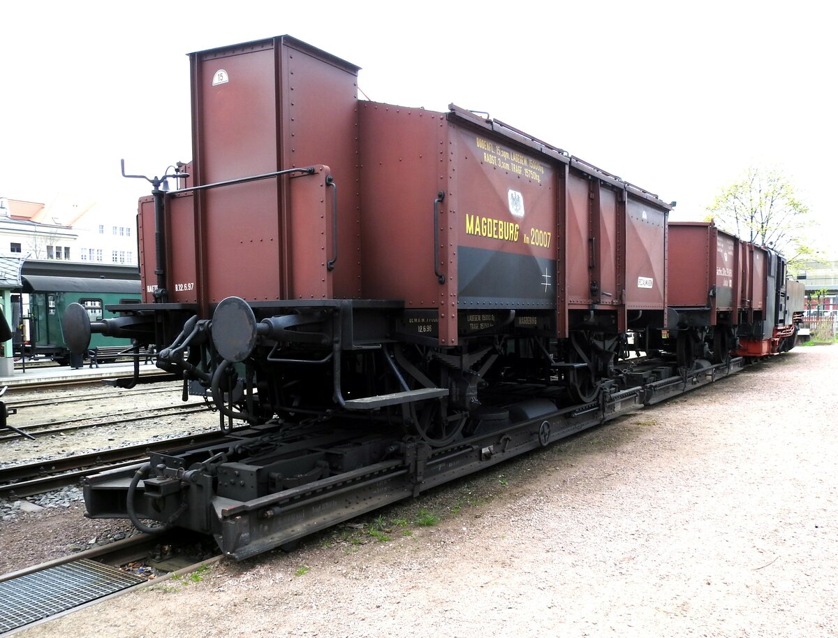 Klappdeckelwagen  Magdeburg Nr.20007  auf Rollwagen in Radebeul-Ost am 11.04.2016.