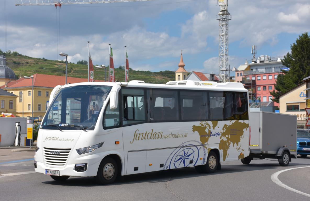 Kleinbus IVECO mit Anh�nger von Zw�lfer Reisen aus �sterreich 06/2017 in Krems.