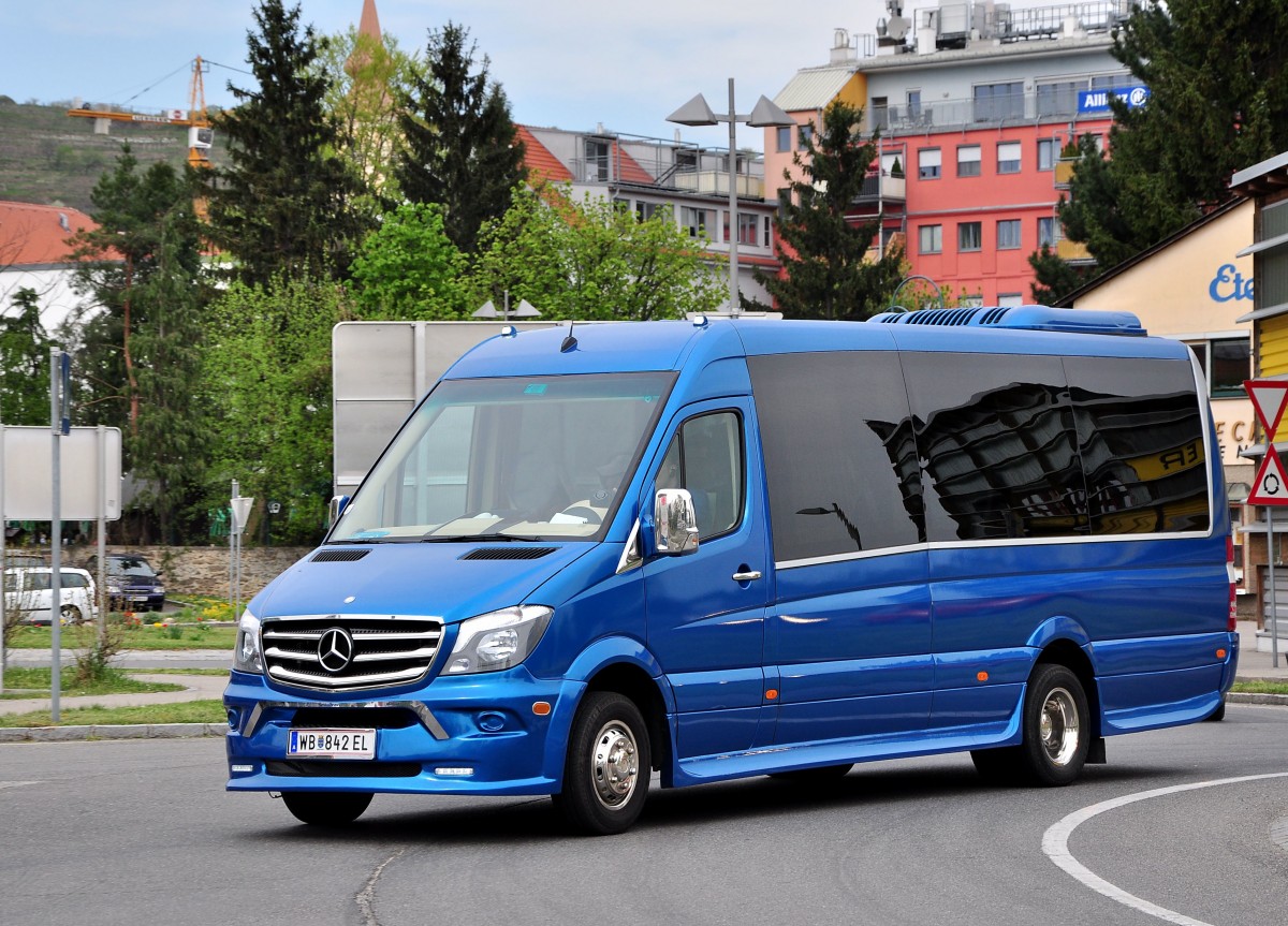 Kleinbus MB Sprinter aus Nieder�sterreich am 22.4.2015 in Krems unterwegs.
