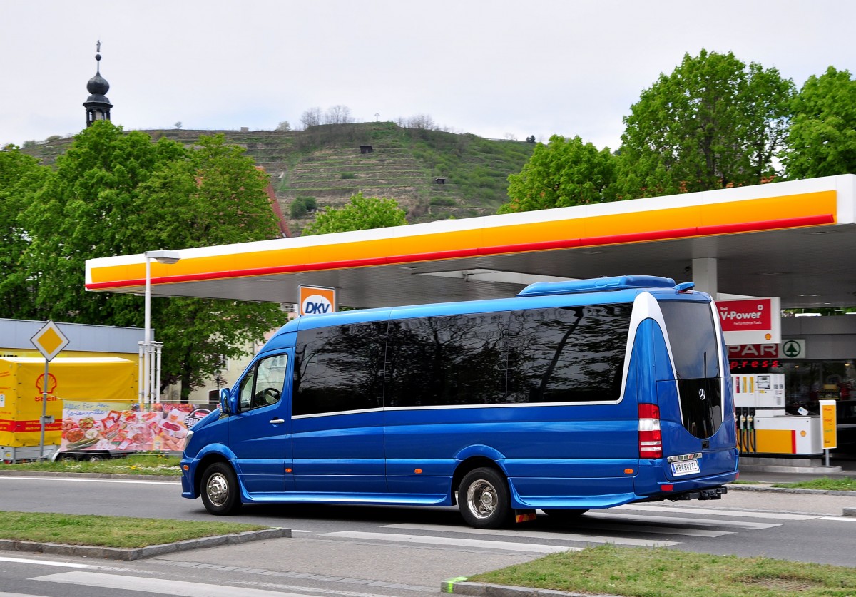 Kleinbus MB Sprinter aus Nieder�sterreich am 22.4.2015 in Krems unterwegs.