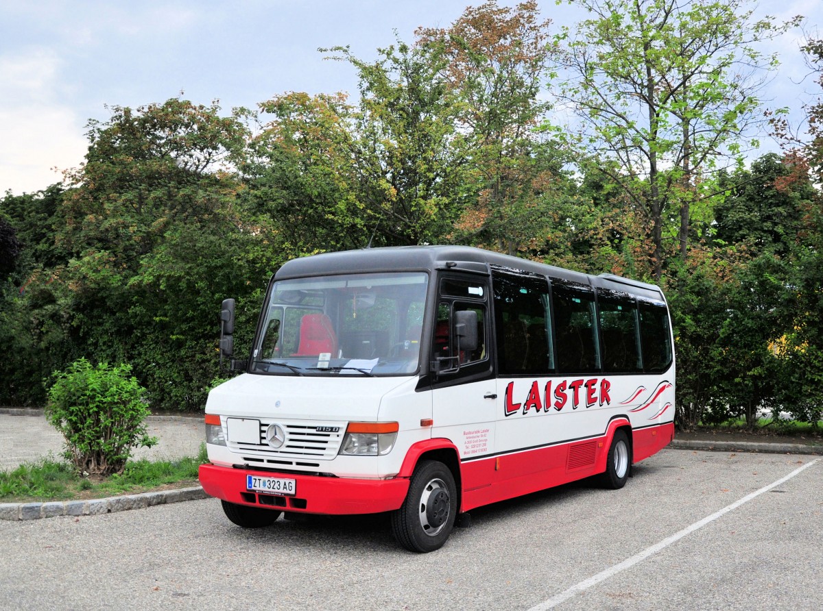 Kleinbus MERCEDES 815 D von Bustouristik LAISTER / �sterreich am 29.8.2013 in Krems.