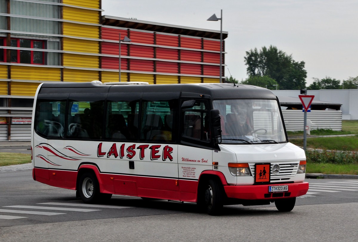 Kleinbus Mercedes 815 D von der Bustouristik Laister aus �sterreich im Mai 2014 in Krems.