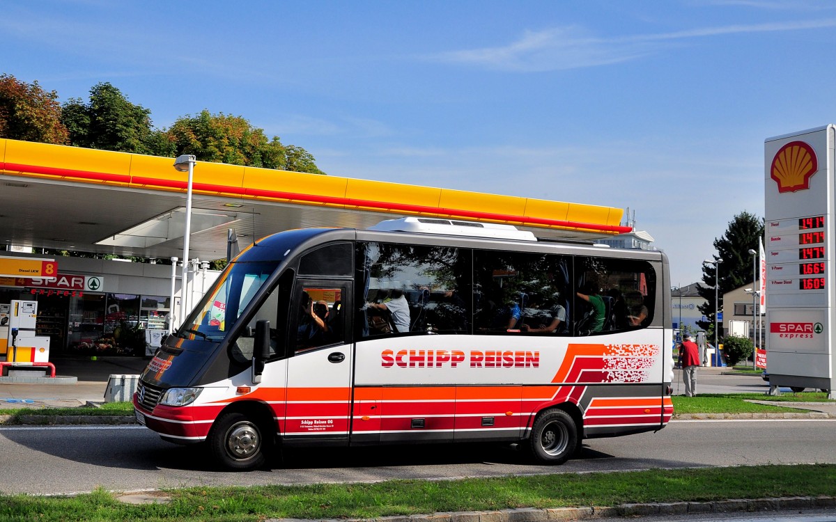 Kleinbus Mercedes Benz von SCHIPP Busreisen aus Niedersterreich am 30.8.2013 in Krems an der Donau unterwegs.